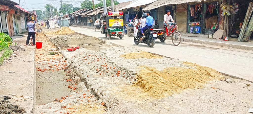 দুই সড়ক সংস্কার কাজে ধীরগতি, জনতার ভোগান্তি
