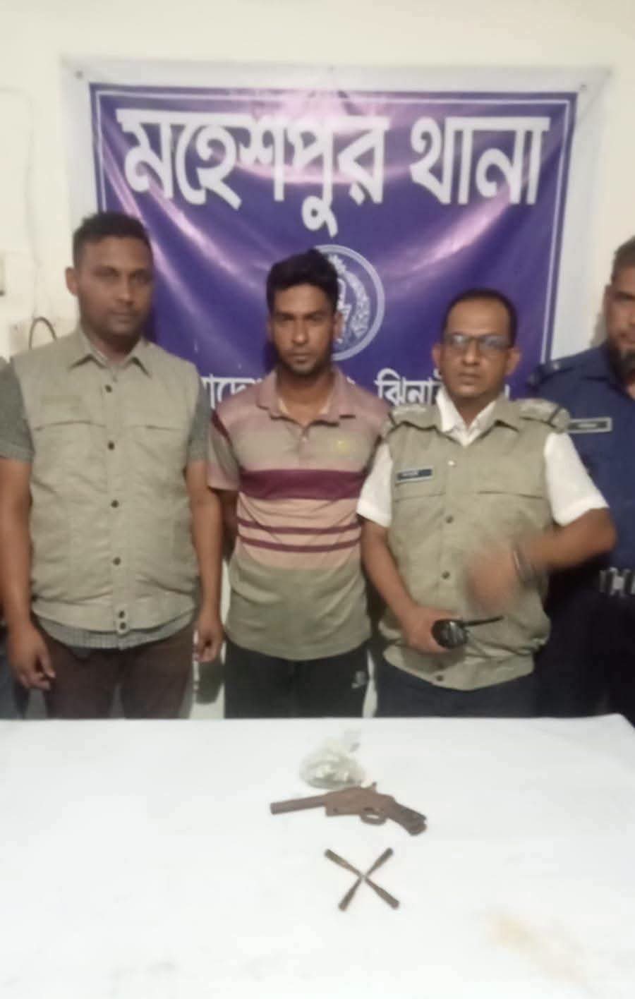 অস্ত্র ও গুলিসহ চিহ্নিত মাদক কারবারি গ্রেপ্তার