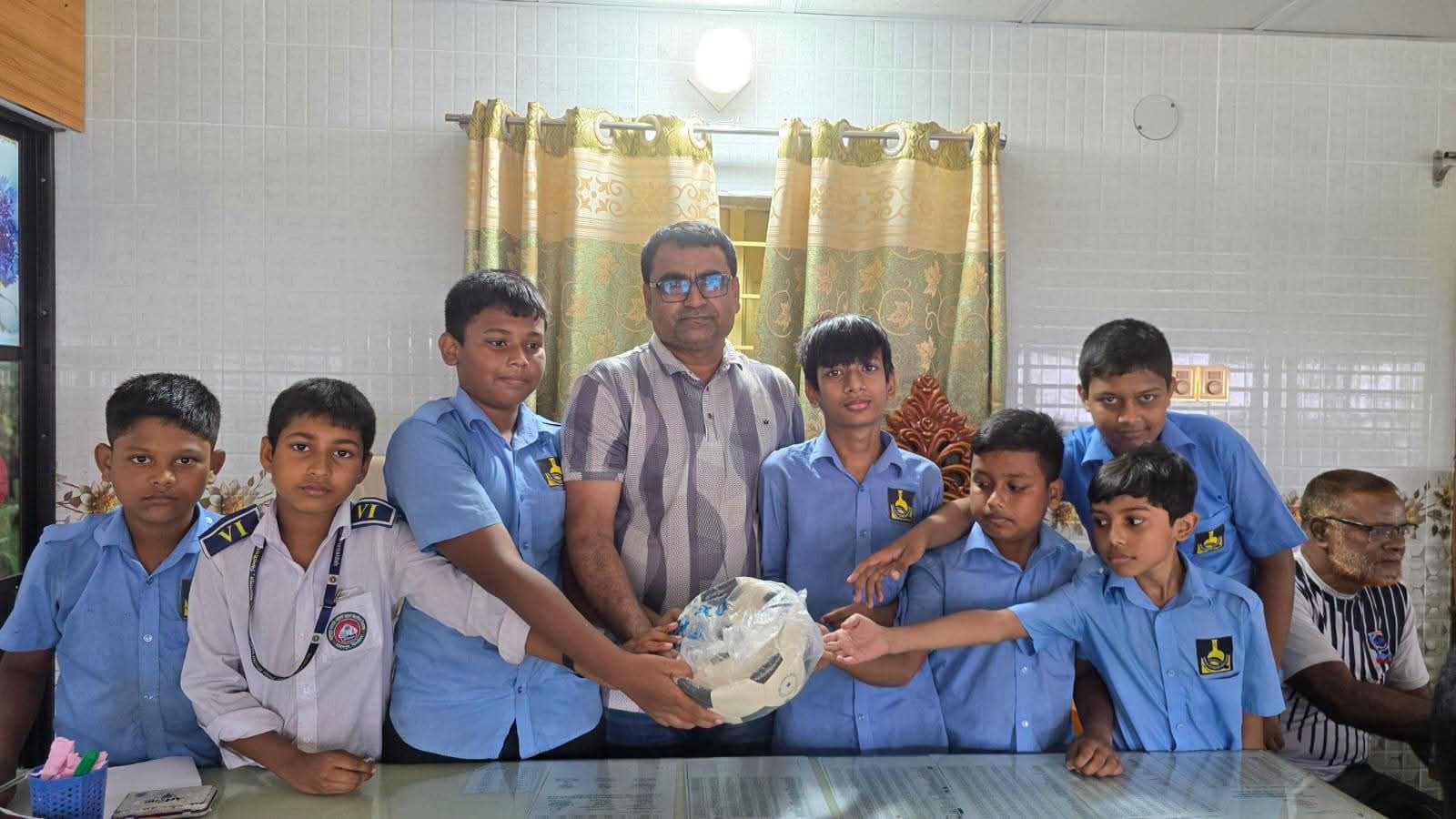 মাদকমুক্ত সমাজ গঠনের লক্ষ্যে ক্রীড়া সামগ্রী বিতরণ
