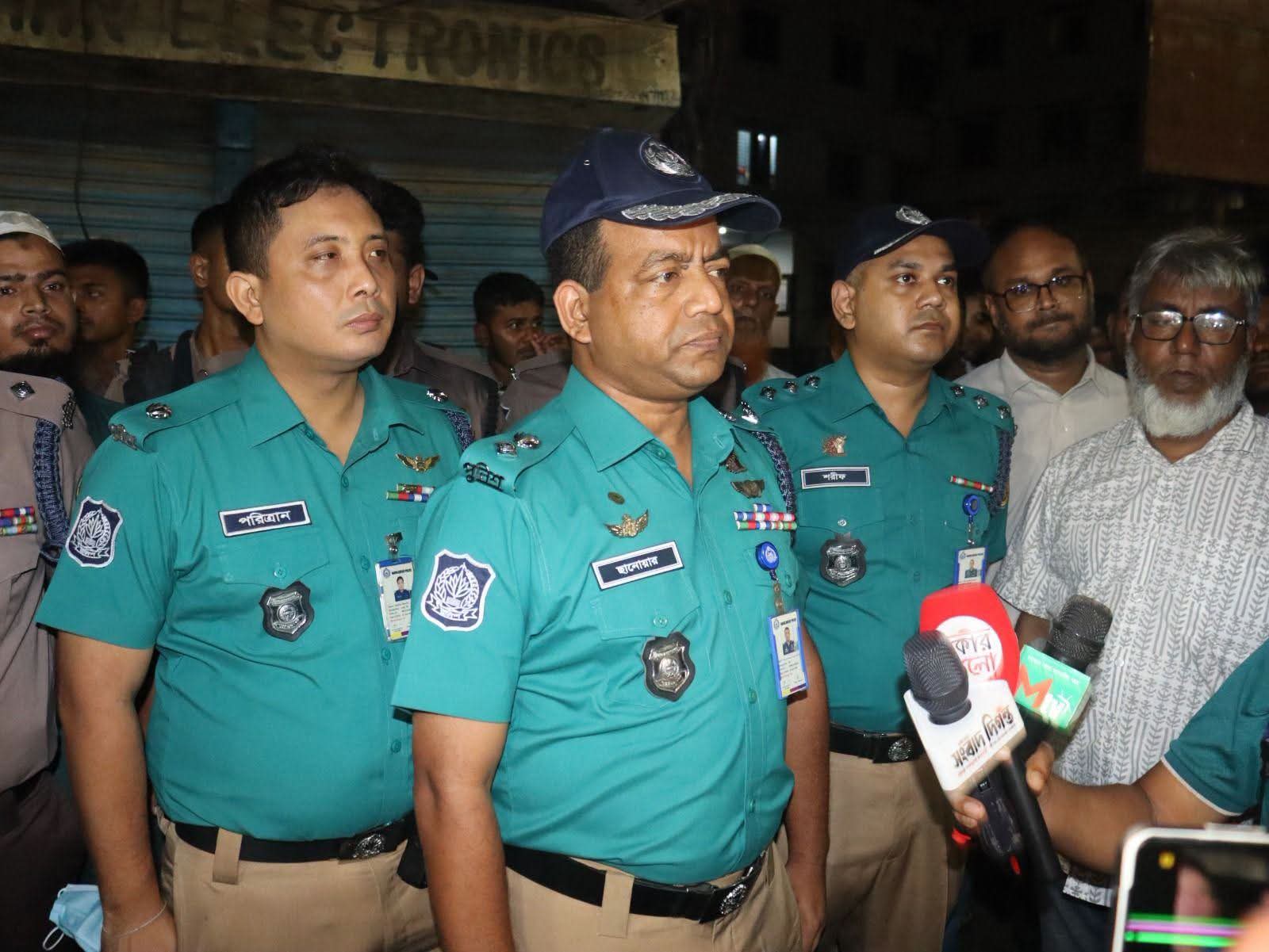 অবৈধ ব্যাটারিচালিত রিকশার গ্যারেজে অভিযান: ৭০টি ব্যাটারি জব্দ