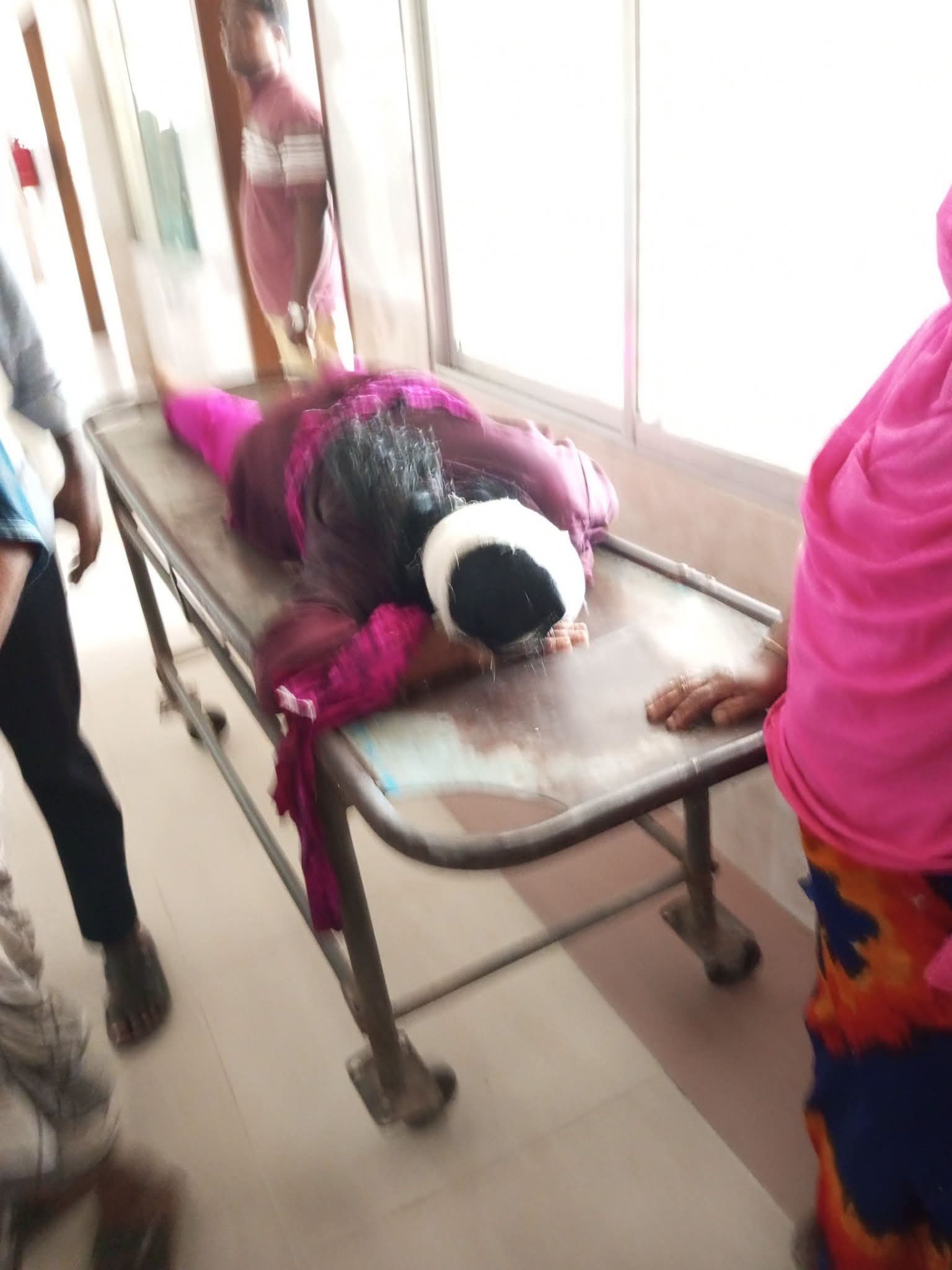 ভ্যান-প্রাইভেটকার সংঘর্ষে গুরুতর আহত ২