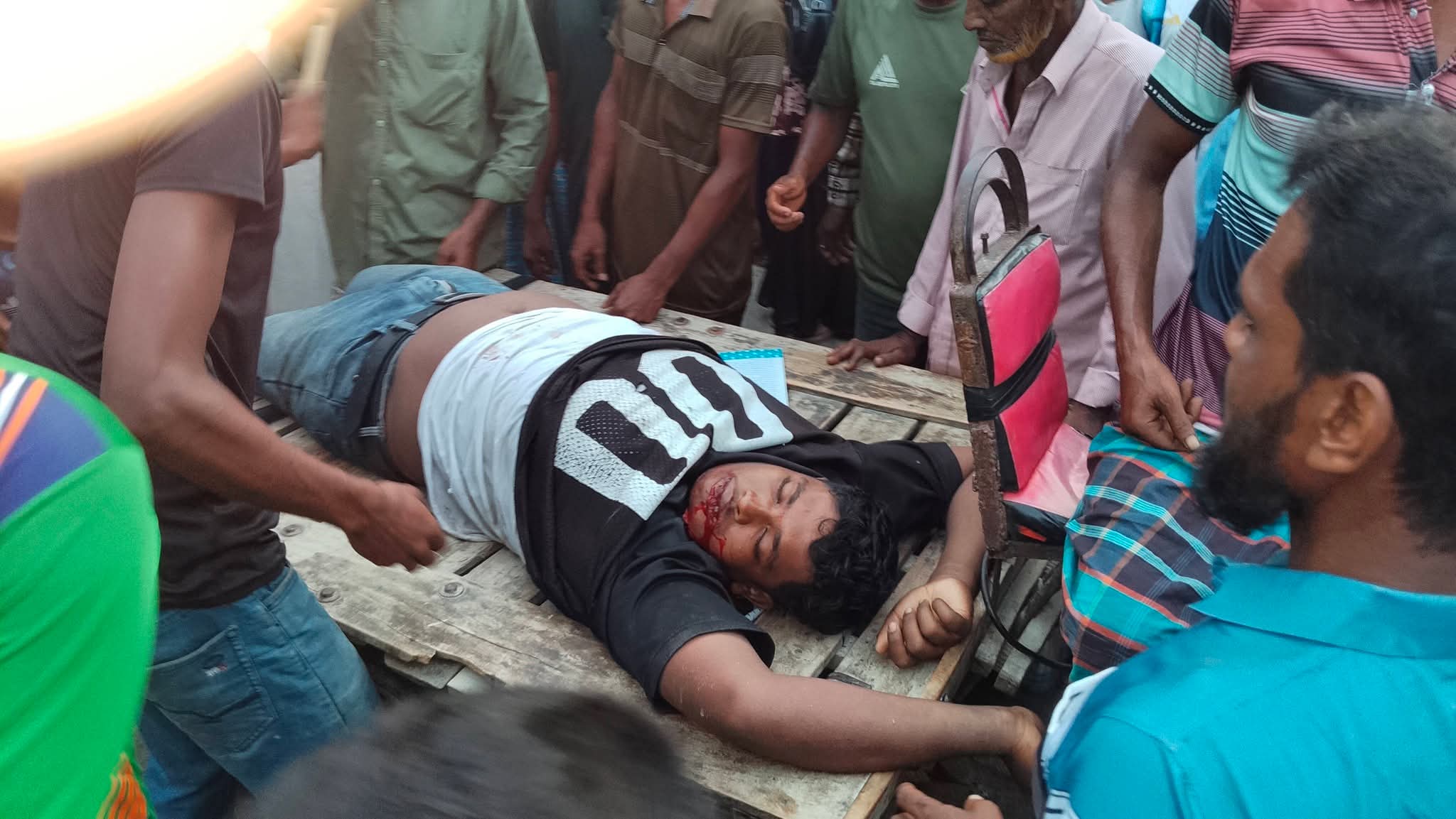 মোটরসাইকেল দুর্ঘটনা: ২ যুবক গুরুতর আহত