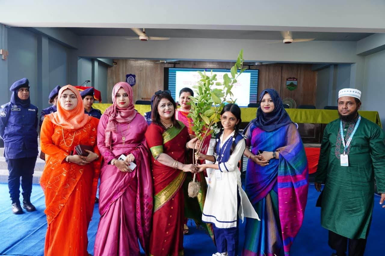 সবুজায়নের প্রত্যয়ে পুনাকের উদ্যোগে গাছের চারা বিতরণ