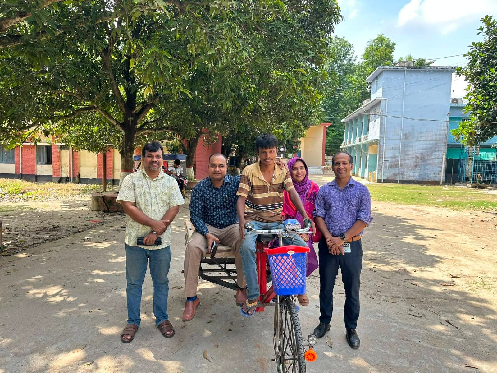 চুরি যাওয়া ভ্যানের মালিককে নতুন ভ্যান উপহার
