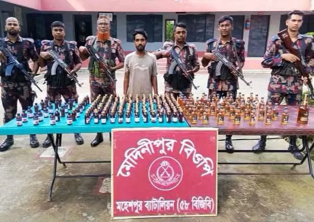 সীমান্তে বিপুল পরিমাণ ভারতীয় মদ, সিরাপ ও গাঁজাসহ যুবক আটক