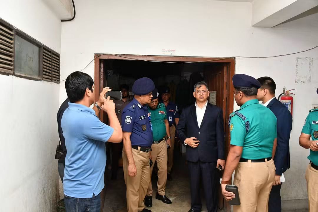 মাননীয় স্বরাষ্ট্রমন্ত্রী এর আকস্মিক থানা পরিদর্শন