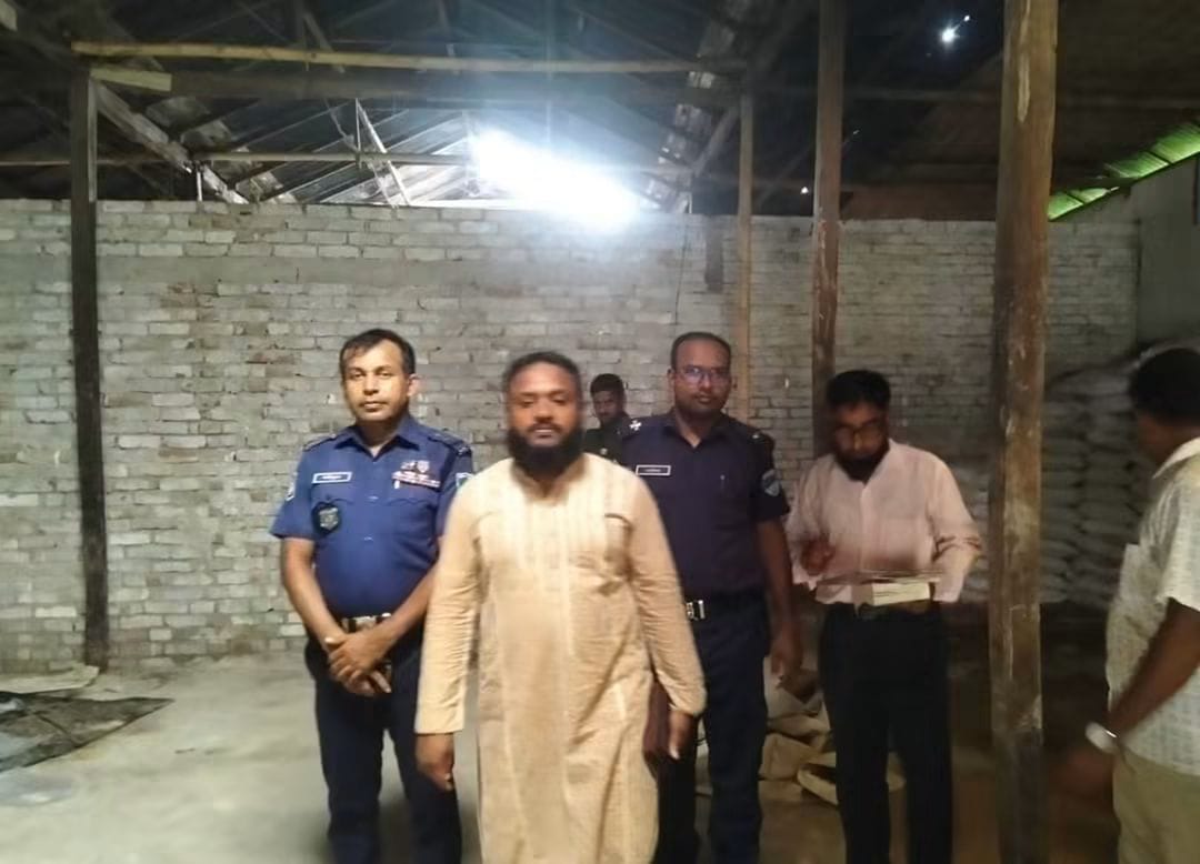 ছুটির দিনে সারের ডিলারের ঘরে হানা