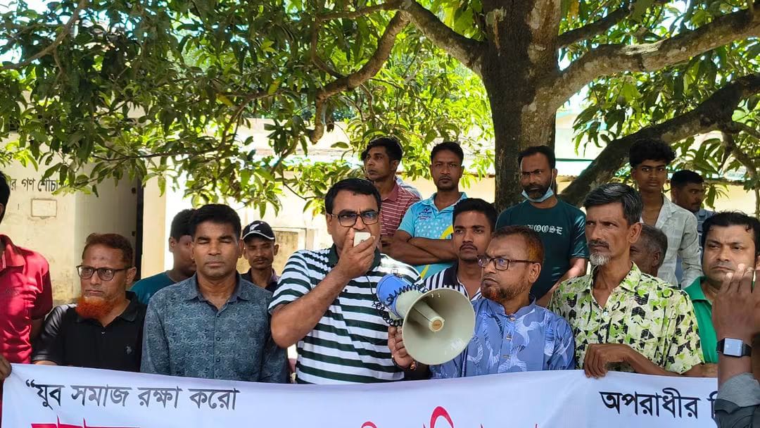 মৃত্যুর প্ররোচনাকারীর শাস্তির দাবিতে মানববন্ধন