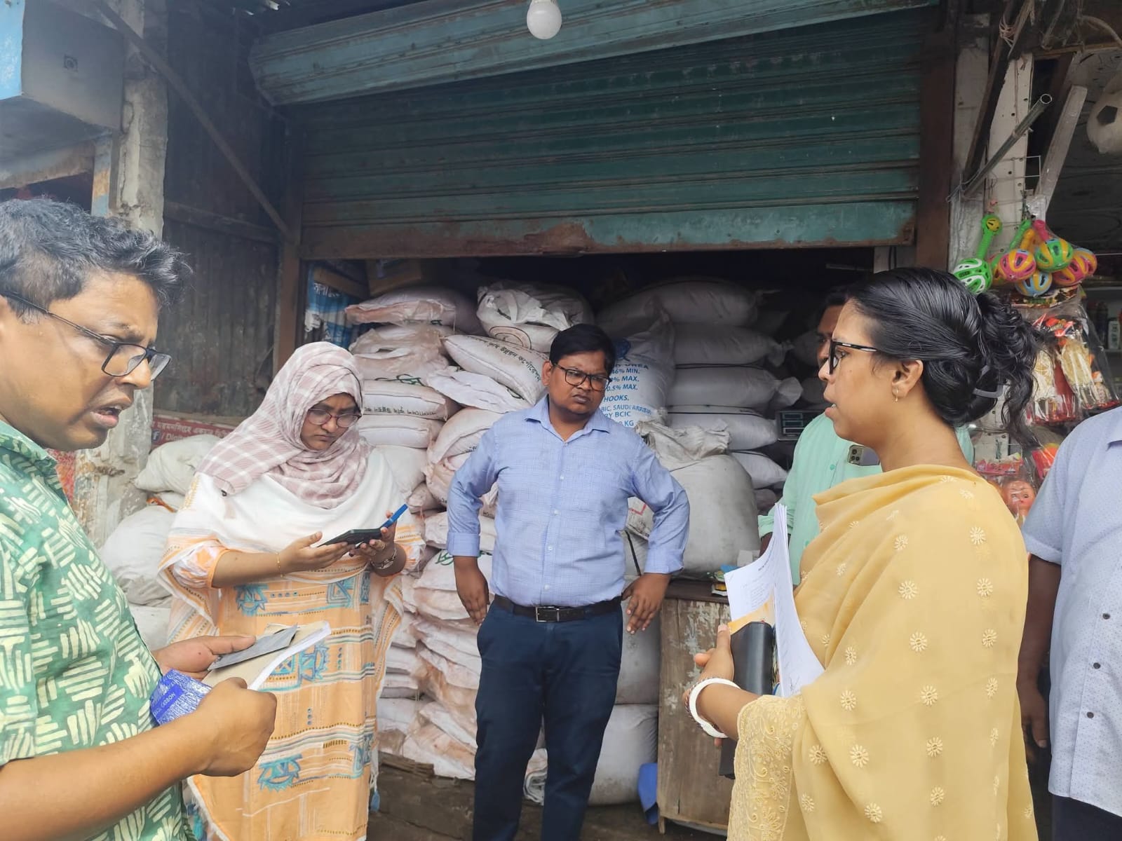 অবৈধ সার মজুদকারীকে জরিমানা ও কারাদণ্ড প্রদান