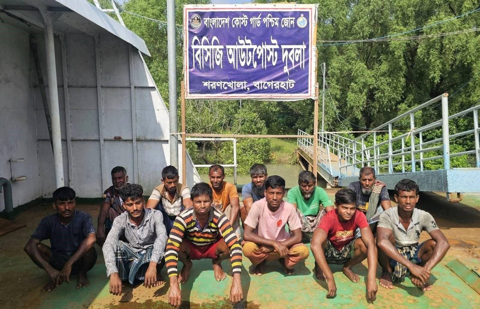 সমুদ্রে ভাসতে থাকা ফিশিং ট্রলার জেলেসহ উদ্ধার