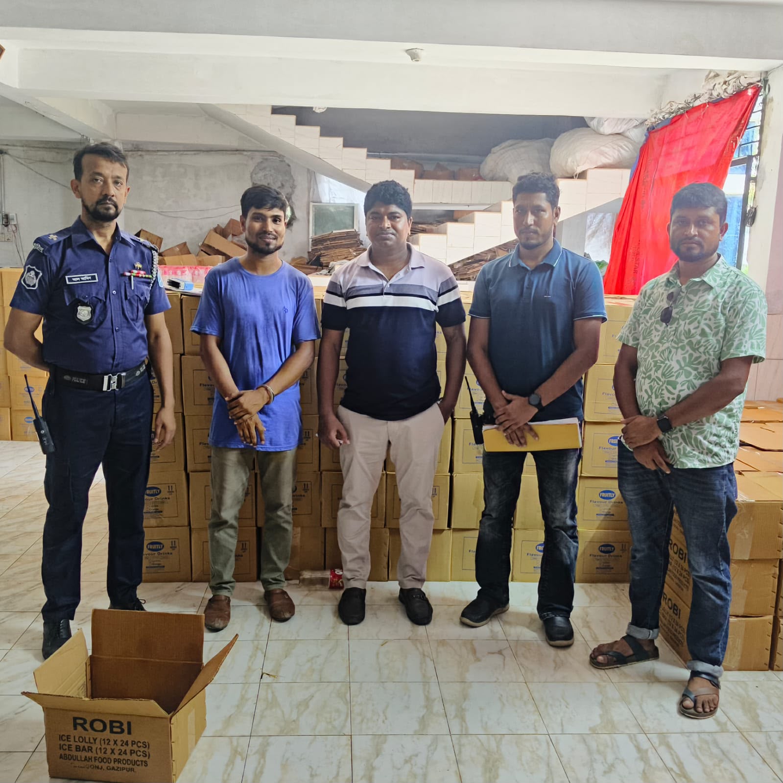 ১ প্রতিষ্ঠান কে অর্থদণ্ড ৪ জনকে কারাদণ্ড দিলো ভ্রাম‍্যমাণ আদালত