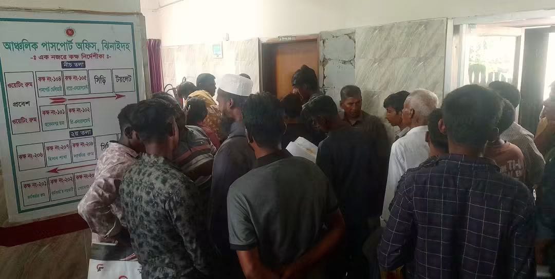 পাসপোর্ট অফিসে ভোগান্তি, দালাল ধরলেই সমাধান