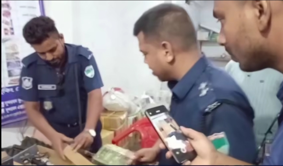 কুরিয়ার সার্ভিসের পার্সেল থেকে এয়ার গান ও বাইনোকুলার উদ্ধার।