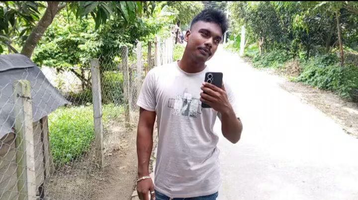 পাকা রাস্তা দখল করে কাঁটাতারের বেড়া, সাংবাদিকদের ডাকাতি মামলার হুমকি