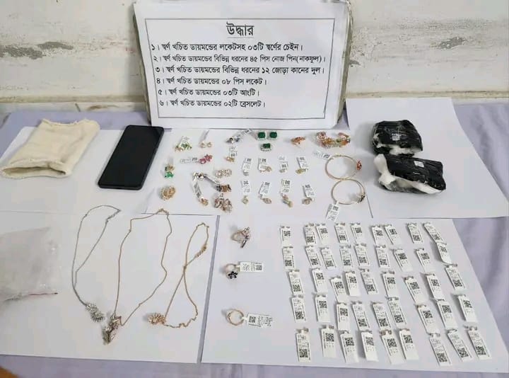স্বর্ণ ও ডায়মন্ডের বিপুল অলঙ্কারসহ চোরাচালানকারী গ্রেপ্তার