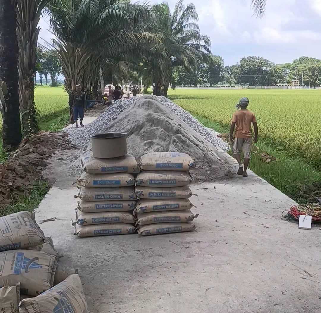 সড়ক নির্মাণে নিম্নমানের সিমেন্ট ব্যবহারের অভিযোগ