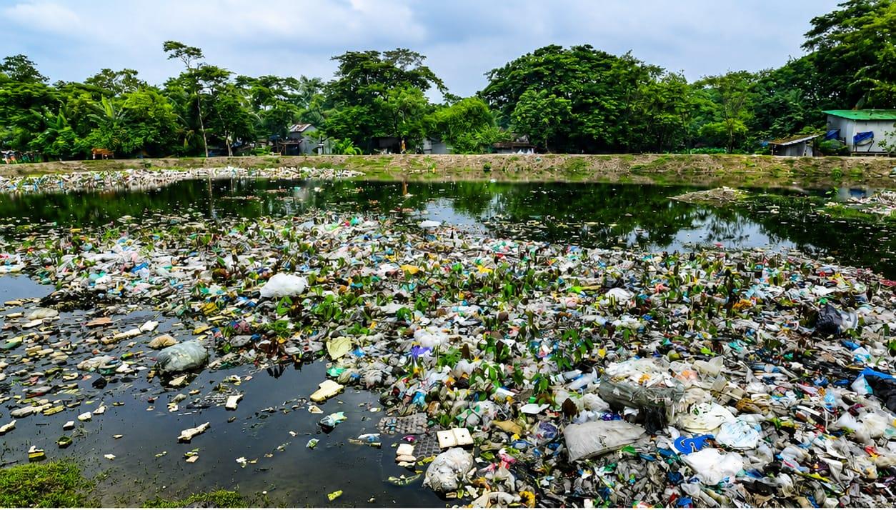 পৌরসভার ময়লার স্তূপে মানবেতর জীবনযাপন