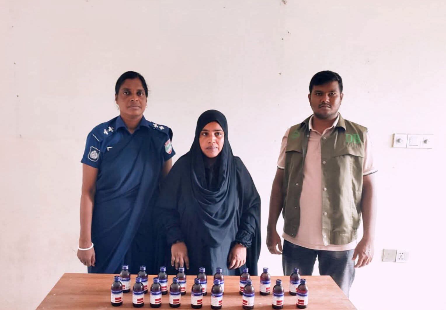 ডিবির অভিযানে ১৮ পিস স্ক্রুফ কফ সিরাপসহ নারী আটক