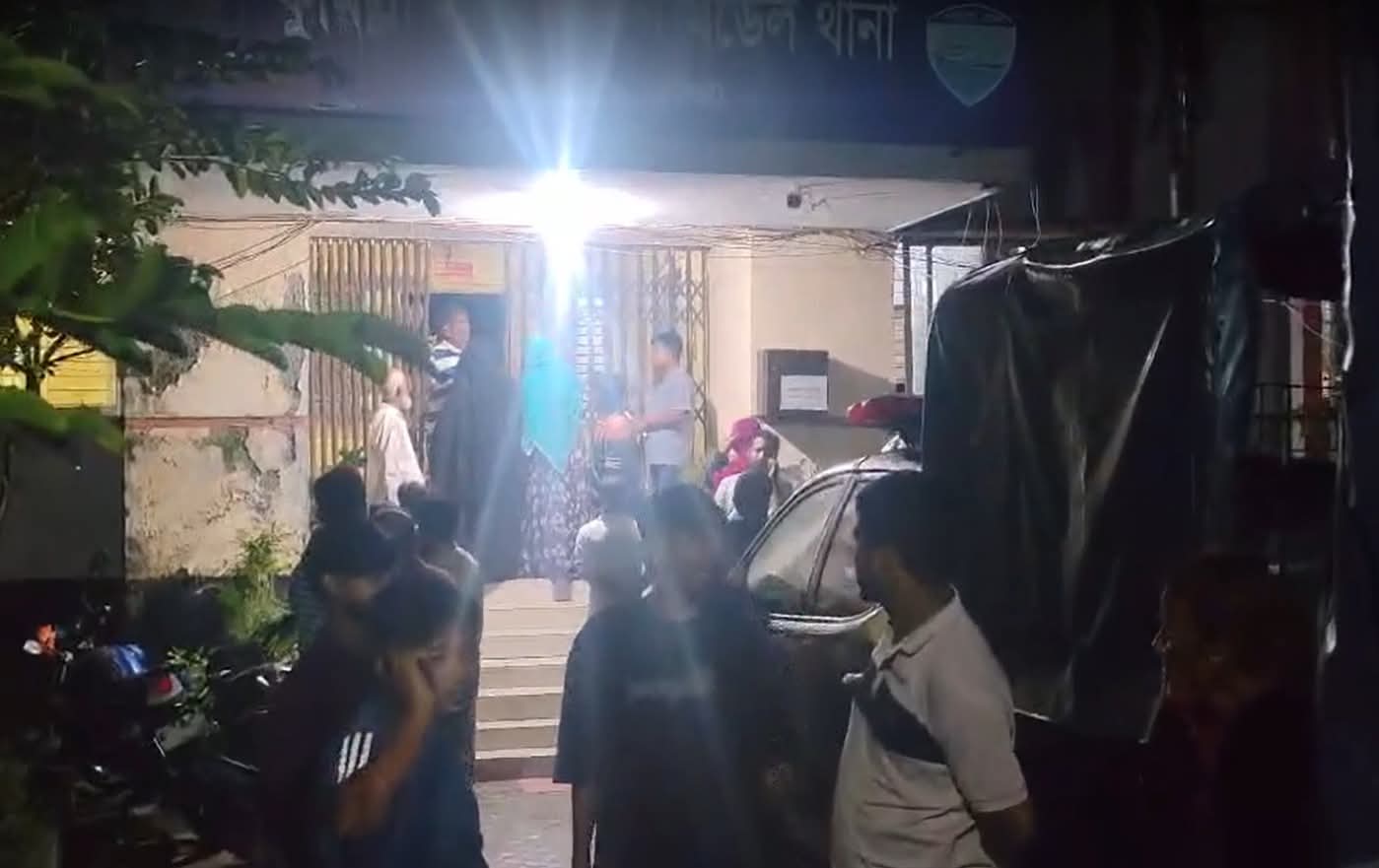 এক রাতে কিশোর গ্যাং সন্দেহে আটক-৬২৪