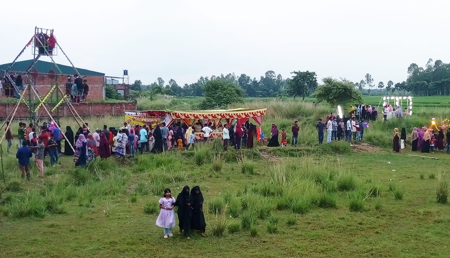 সবুজ প্রকৃতির মাঝে বন্ধুদের ব্যতিক্রমী উদ্যোগ “চা ওয়ালার সাথে গল্প”