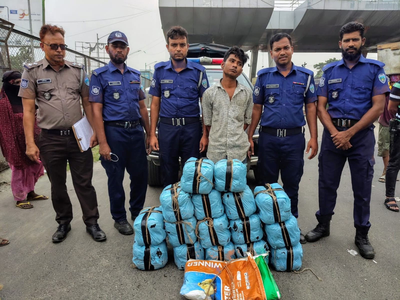 দাউদকান্দিতে কাভার্ডভ্যানে মিললো ৬৪ কেজি গাঁজা, গ্রেপ্তার ১