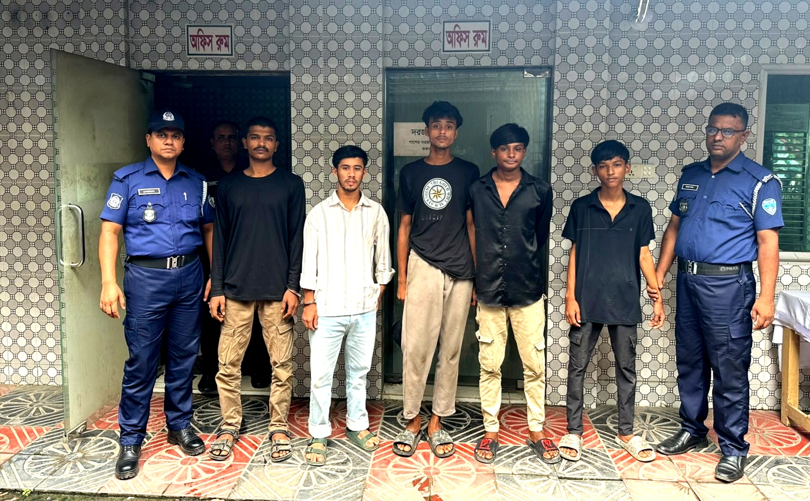 কুমিল্লায় মাইক্রোবাসে মিললো ৮৯ কেজি গাঁজা ও ৬০ বোতল মদ