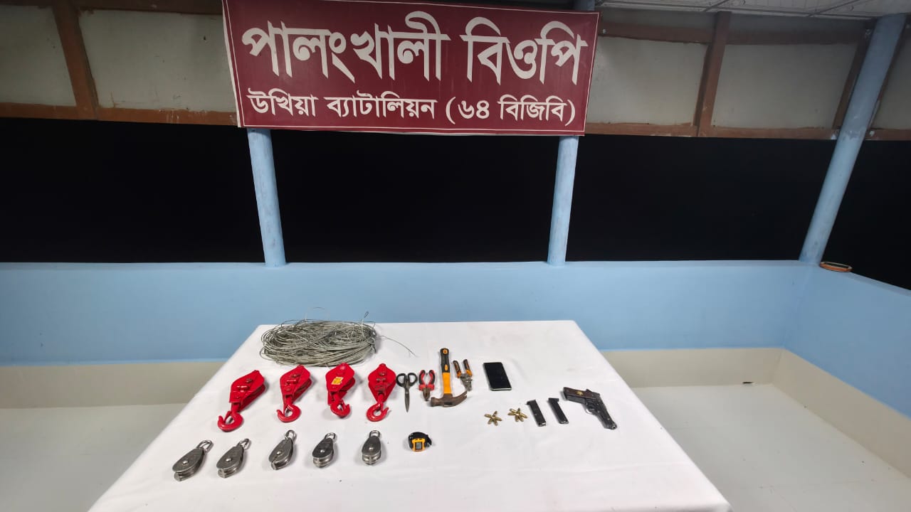 উখিয়ায় ডুবন্ত কাঠের ক্যারিয়ার উদ্ধার,ইয়াবা পাচারে অভিনব কৌশল