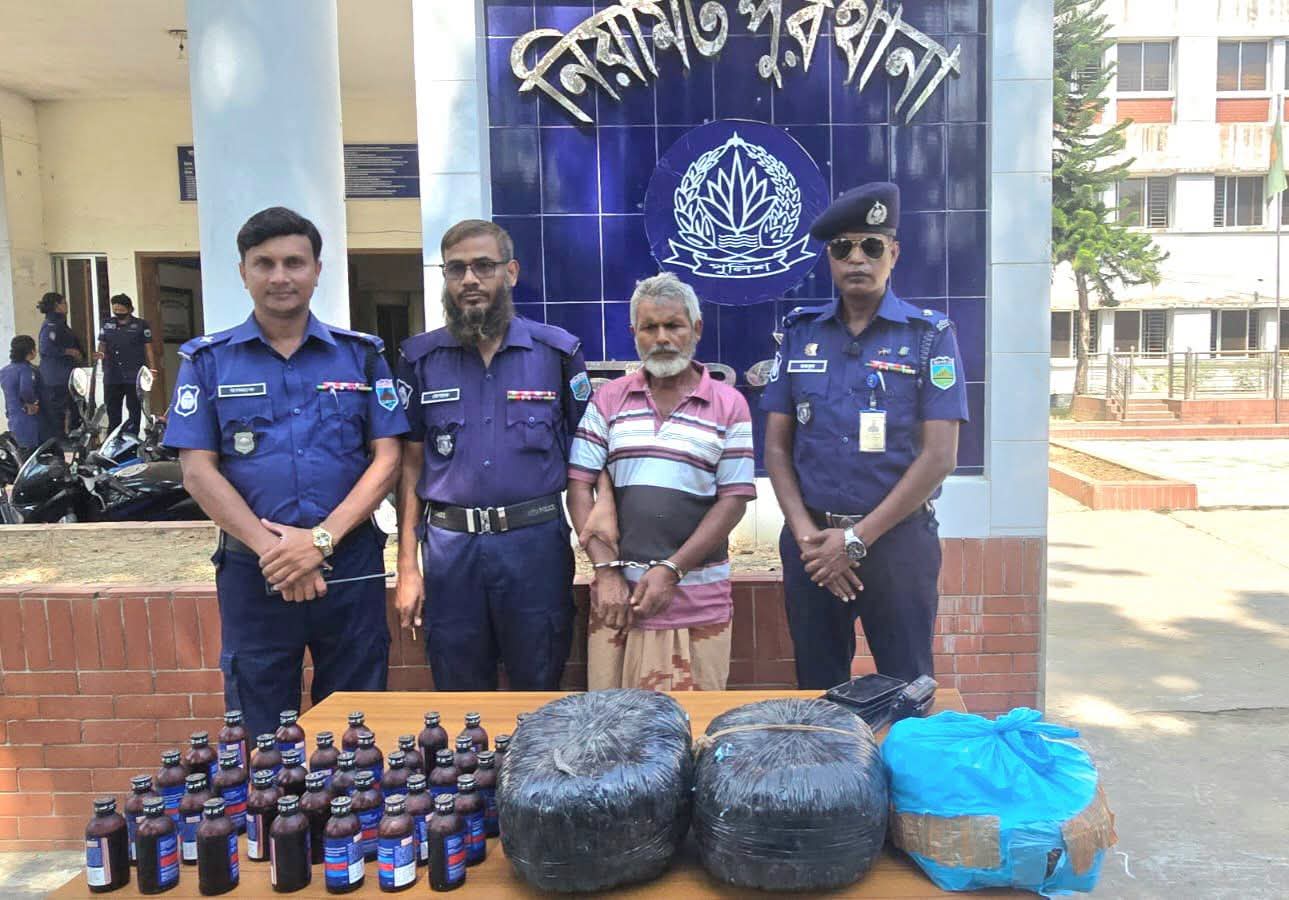 নওগাঁয় মাদক বিরোধী অভিযানে ৭.৫০০ গ্রাম গাঁজা ও ৩৪ বোতল ফেন্সিডিলসহ এক মাদক ব্যবসায়ী আটক