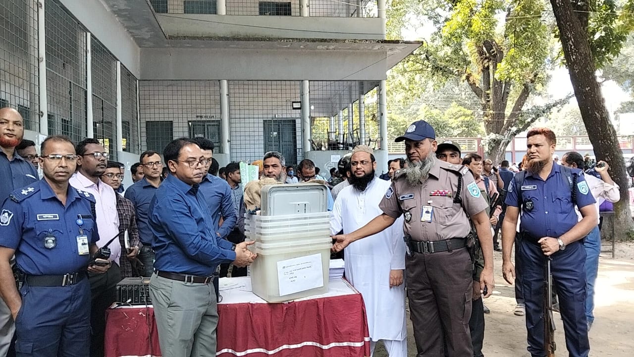 ঠাকূরগাঁও-১ আসনে উপ- নির্বাচন, প্রতিটি ভোট কেন্দ্রে পৌঁছাচ্ছে নির্বাচনি সরঞ্জাম