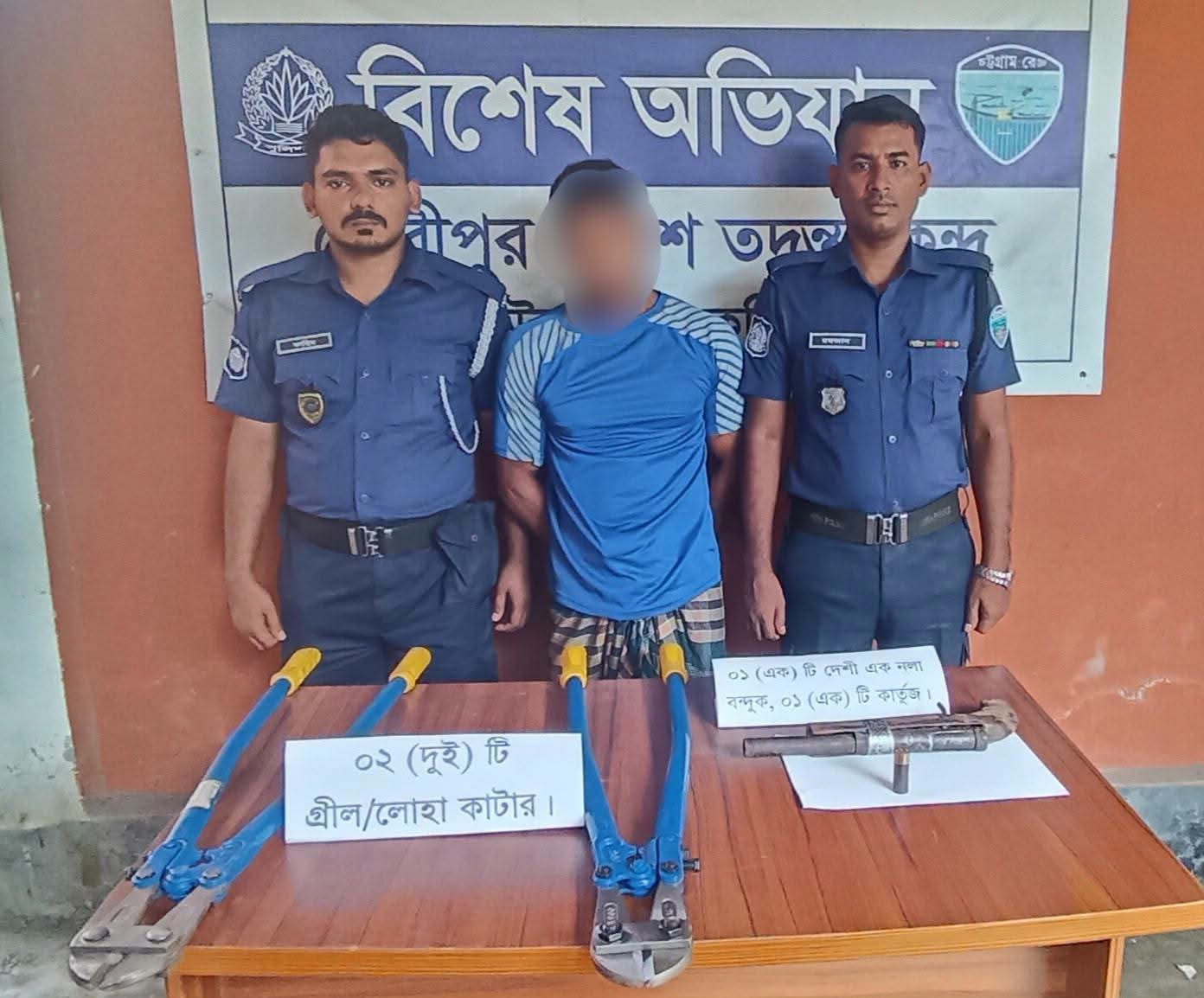 দাউদকান্দিতে বন্দুক-কার্তুজসহ আটক ১, উদ্ধার ডাকাতির সরঞ্জাম